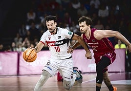Una acción en el partido entre el Covirán y el Lleida en Barris Nord, aquí Lluís Costa deja atrás a Zoriks.