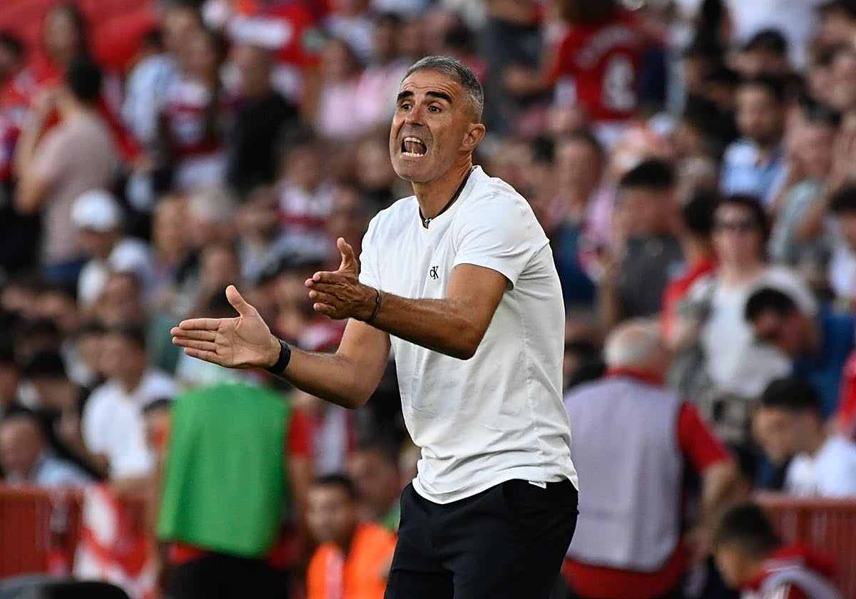 Gaizka Garitano gesticula durante el derbi.