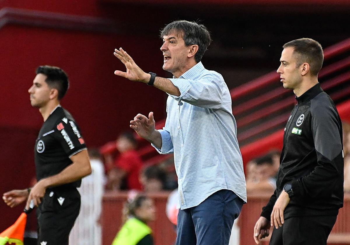 Pacheta da indicaciones a sus futbolistas durante el derbi.