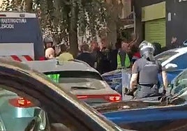 Agentes de la Policía Nacional identifican a los aficionados del Cádiz involucrados.