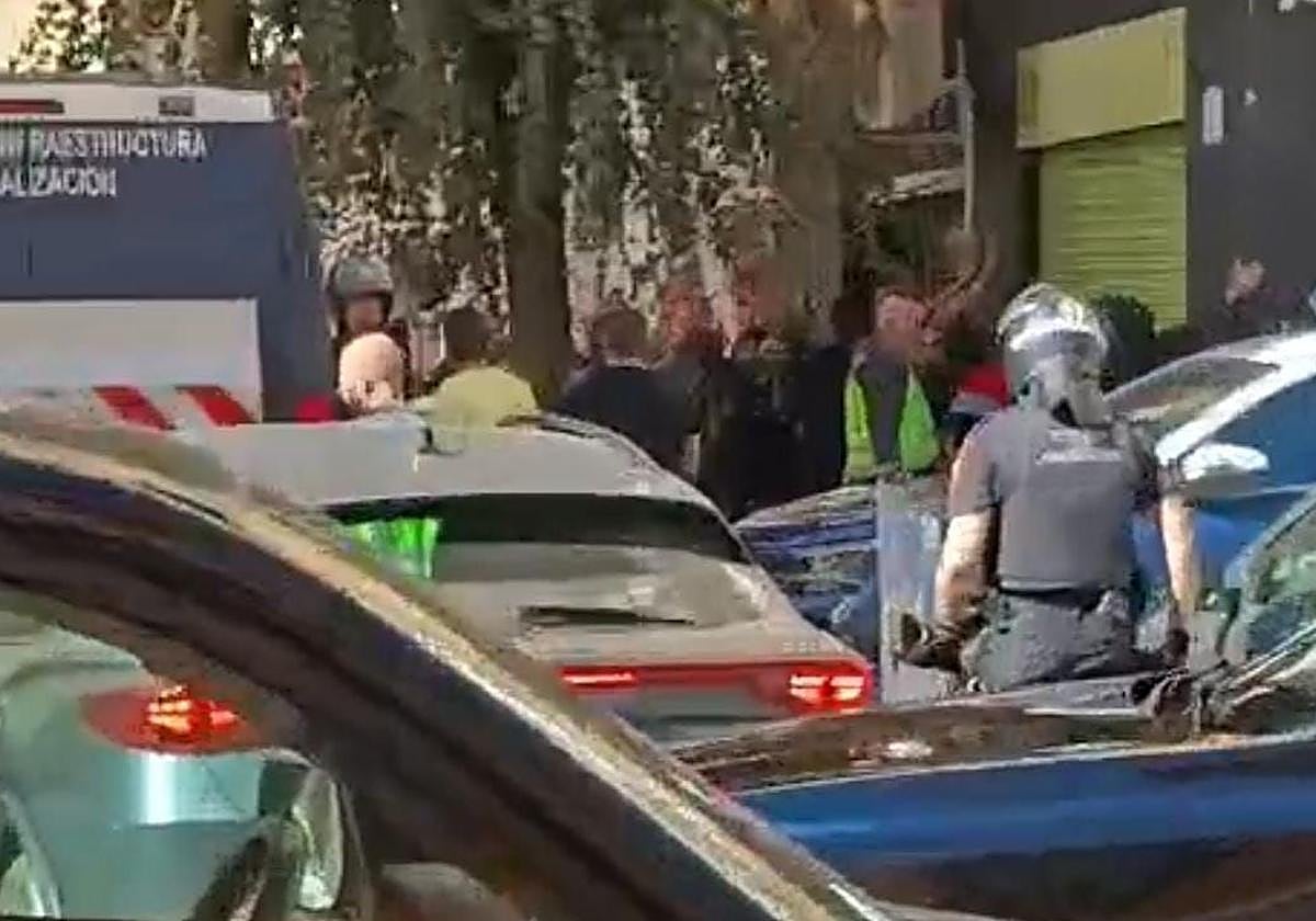 Agentes de la Policía Nacional identifican a los aficionados del Cádiz involucrados.