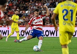 Rubén Alcaraz arma un disparo contra el Cádiz.