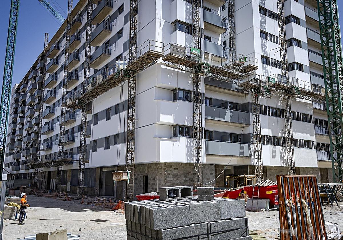 Culminan el último edificio de Santa Adela con 122 viviendas que serán entregadas en diciembre