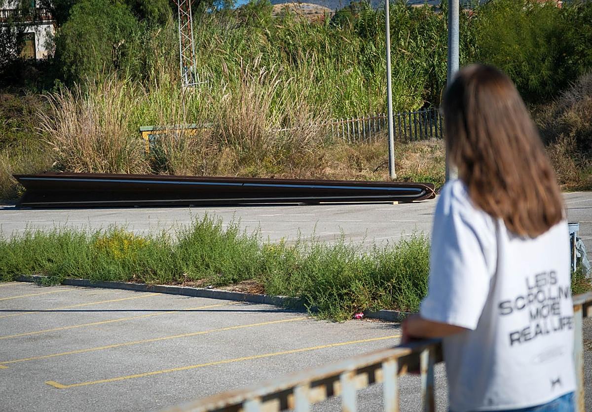 Una viandante observa el obelisco en la Plaza de Toros de Motril.