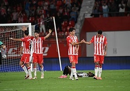 Los rojiblajncos celebran jubilosos una victoria trabajada