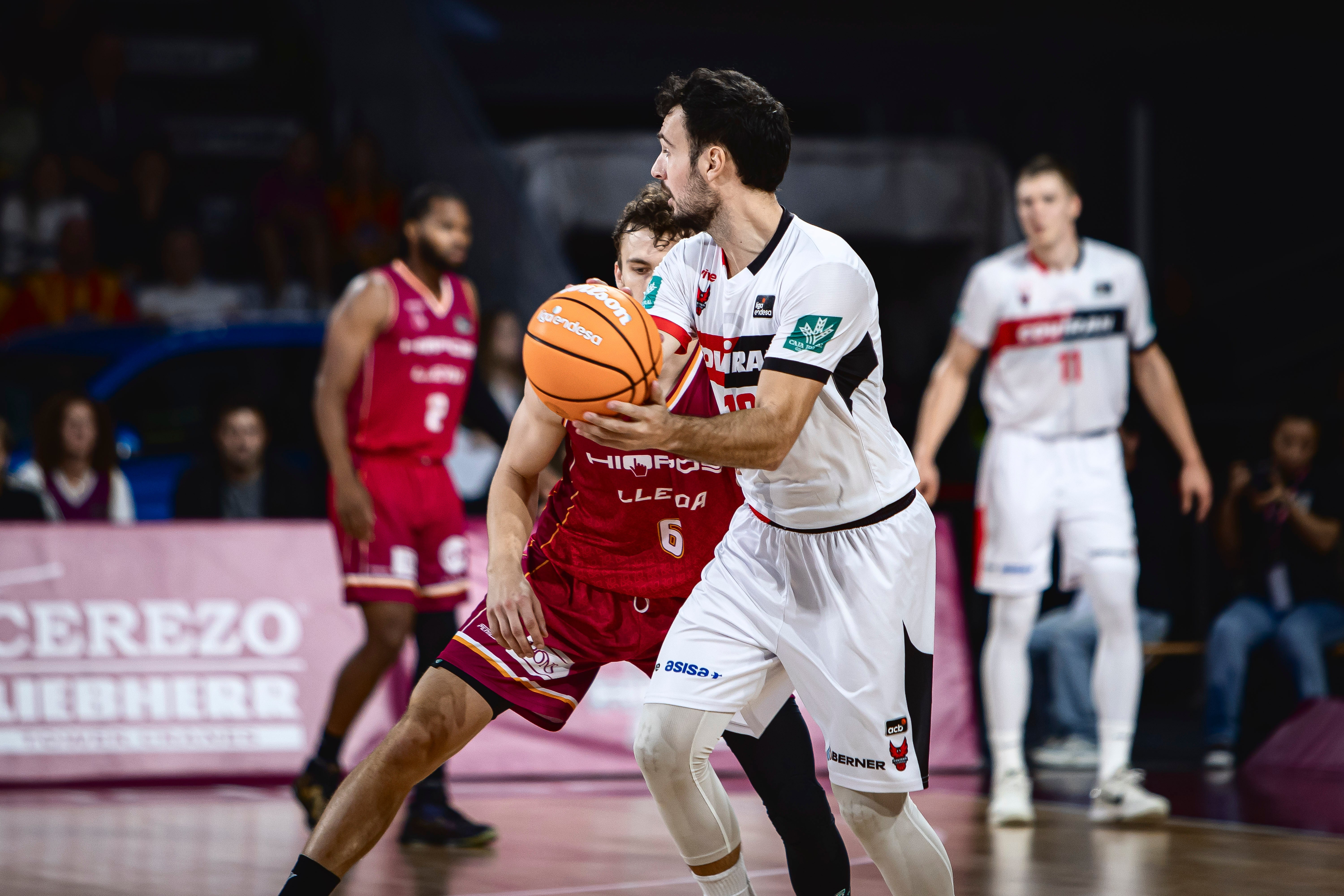 Lluís Costa busca un pase en el partido en Lleida.