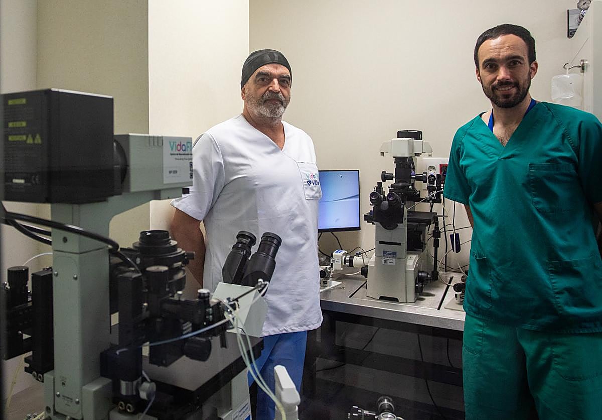Imagen principal - Los embriólogos Francisco Vergara y Javier Fernández, en el laboratorio de VidaFIV. La máquina original para fabricarla y, abajo, la micropipeta. 
