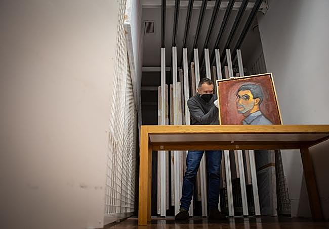 Operario manipula un retrato de Guerrero en el centor que lleva su nombre.