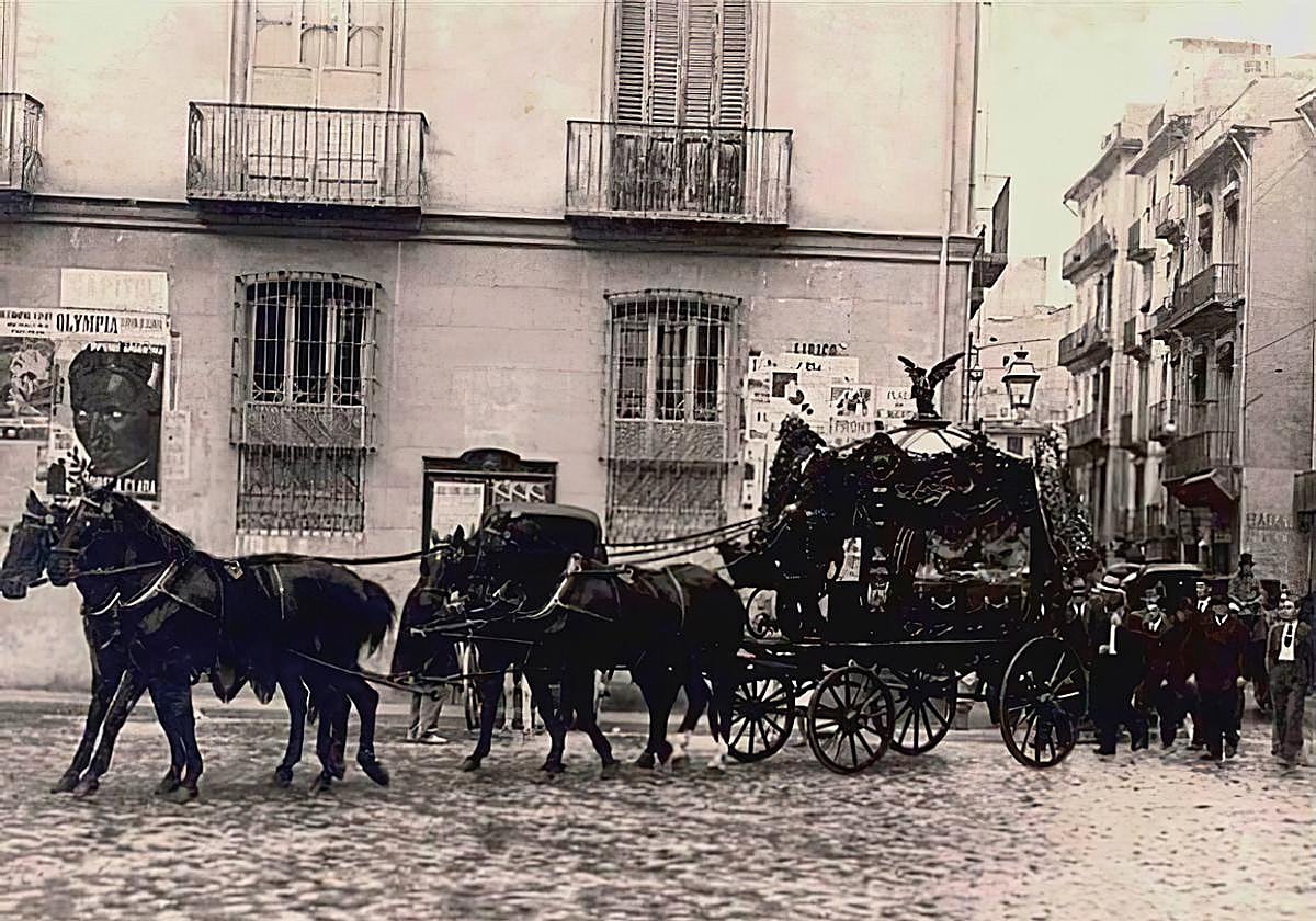 Un entierro va camino del cementerio.