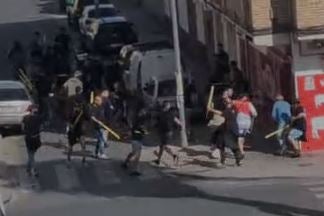El vídeo de la pelea de ultras antes del derbi entre Granada y Cádiz: «Niño, ¡el botellazo!»