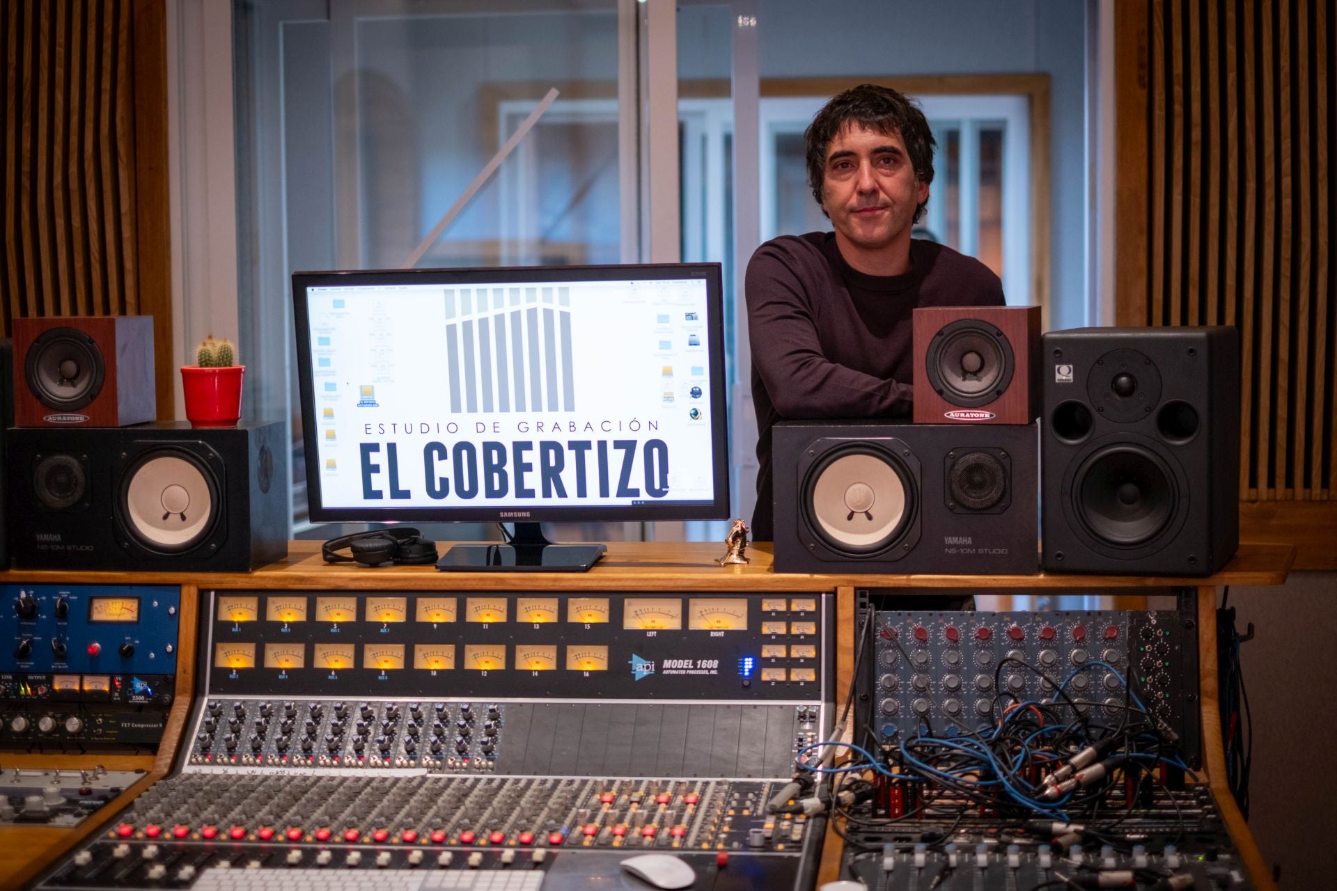 Carlos Díaz en su estudio El Cobertizo
