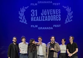 Isaki Lacuesta (quinto), con parte del equipo de 'Segundo premio' y el director del festival, Antonio Arenas (izquierda)