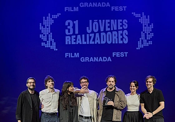 Isaki Lacuesta (quinto), con parte del equipo de 'Segundo premio' y el director del festival, Antonio Arenas (izquierda)