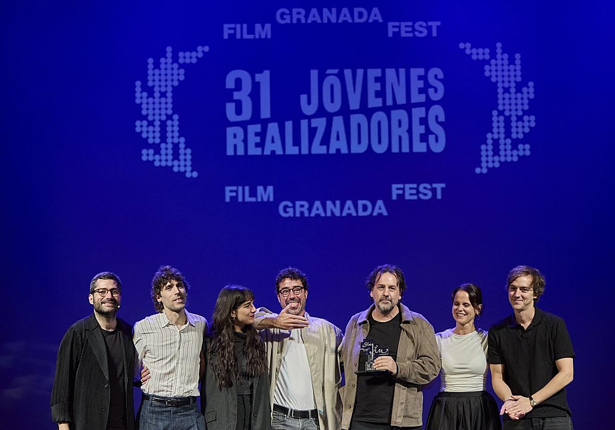 Isaki Lacuesta (quinto), con parte del equipo de 'Segundo premio' y el director del festival, Antonio Arenas (izquierda)