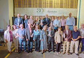 Socios de Agroláchar y fundadores de la cooperativa junto a los responsables públicos en una foto de familia en la celebración del 30 aniversario.