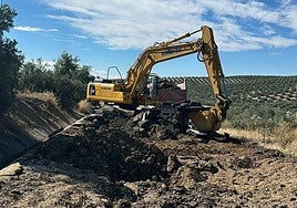 Maquinaria trabajando sobre el terreno.
