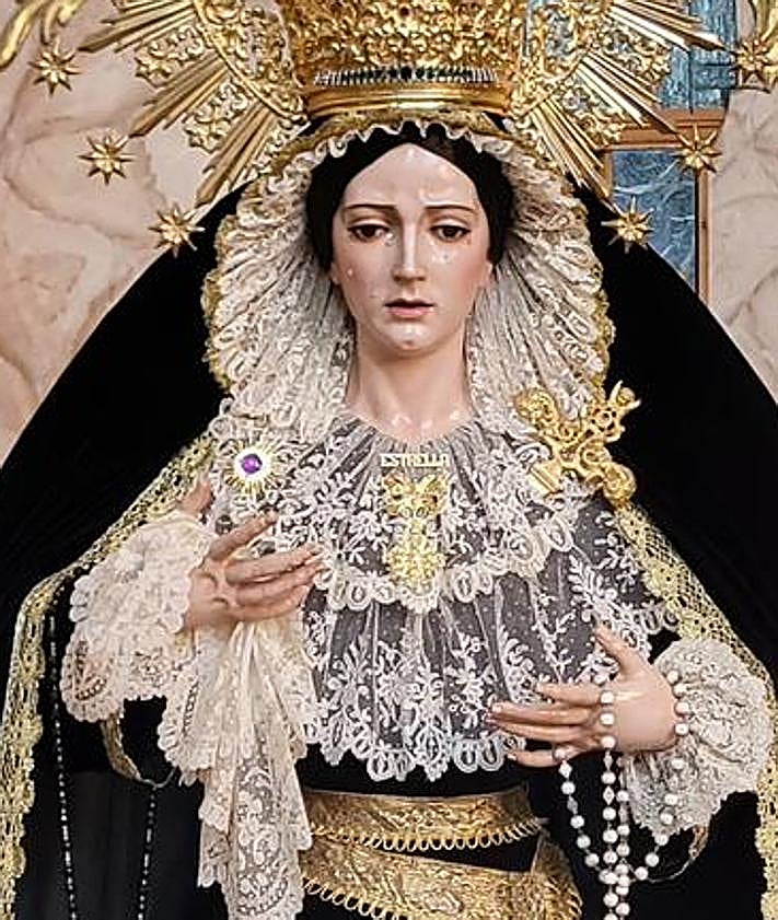 Imagen secundaria 2 - Nuestra Señora de la Luz (Vestidor: Álvaro Abril), María Santísima de la Concepción (Vestidor: Jorge Heredia) y la Virgen de la Estrella (Vestidor: Javier Núñez) lucen sus ternos de luto para el mes de noviembre