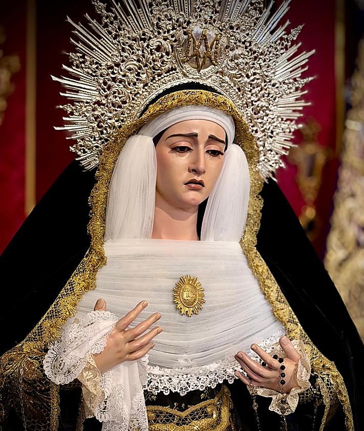 Imagen secundaria 2 - María Santísima de la Marced (Vestidor: Jesus Lizana), Nuestra Señora del Amor y el Trabajo (Vestidor: Álvaro Abril) y María Santísima de la Caridad (Álvaro Abril) presentadas de luto para el mes de noviembre