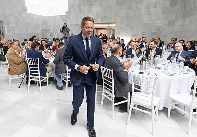 Cuerva saluda a Jesús Ibáñez antes de iniciar el desayuno empresarial.