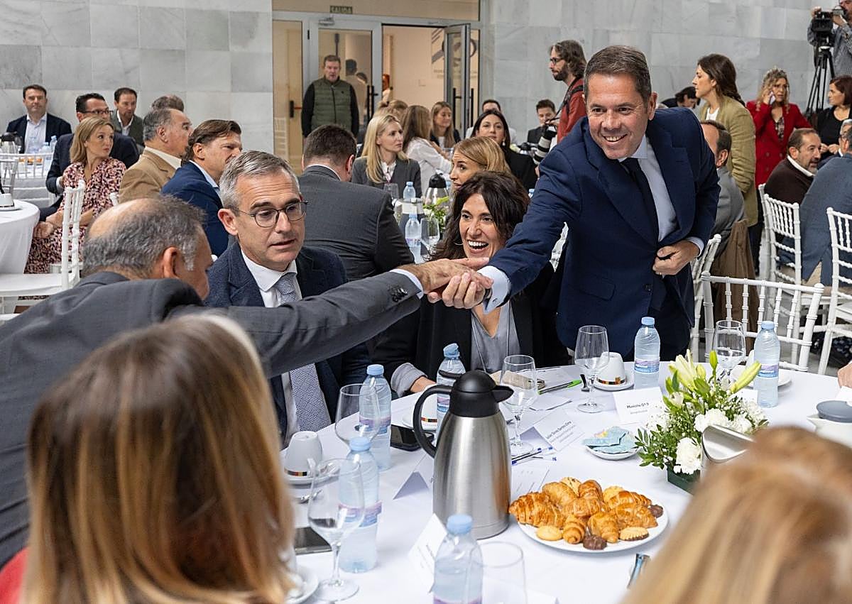 Imagen secundaria 1 - María Teresa Pagés junto a Juan Ignacio Zafra en la primera imagen. En la segunda imagen, Gerardo Cuerva saludando al presidente de Cetursa, Jesús Ibáñez, y abajo el vicepresidente de la CGE, José Antonio Lucha, junto al presidente de Círculo Tecnológico, Marcelo Vázquez.