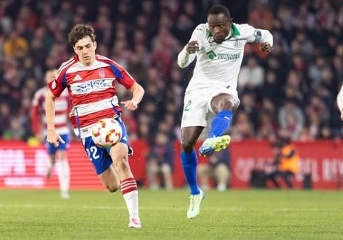 Pablo Sáenz persigue un balón con Djené en la eliminatoria de octavos de final de la pasada edición de la Copa del Rey.