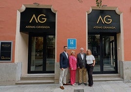 La familia propietaria del hostal Atenas.