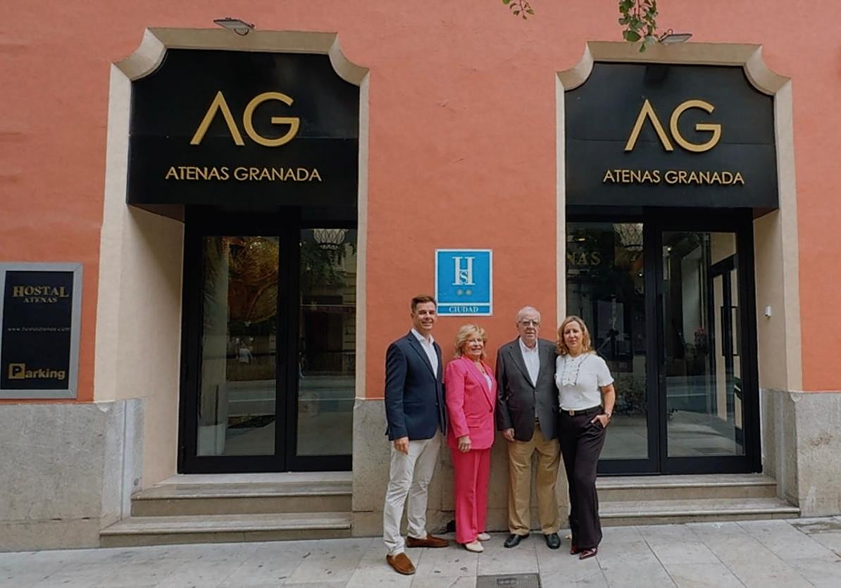 La familia propietaria del hostal Atenas.