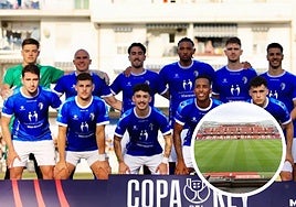 Jugadores del Maracena junto a una imagen de Los Cármenes.