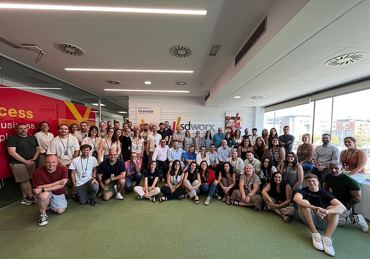 Foto de familia de parte de la plantilla de SDWorx en la oficina de Granada.