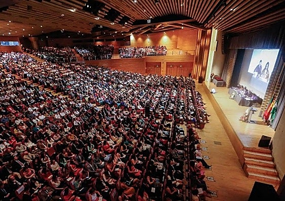Una imagen del Palacio de Congresos con su sala principal llena.