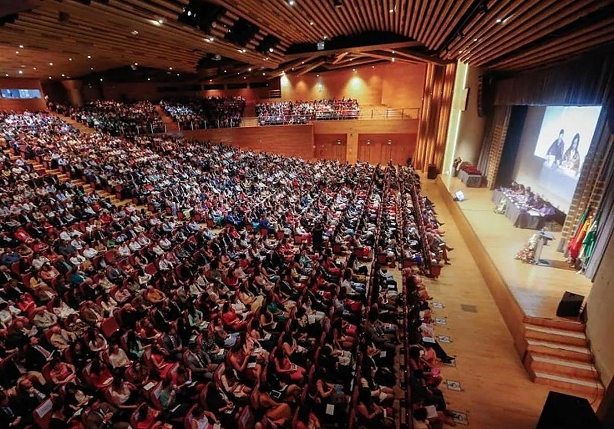 Una imagen del Palacio de Congresos con su sala principal llena.