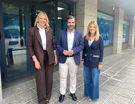 Joaquín Camacho, acompañado por Inmaculada Hernández y Eva Martín.