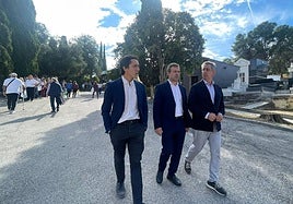 Luis García, Julio Millán y Javier Padorno en su vista al cementerio.
