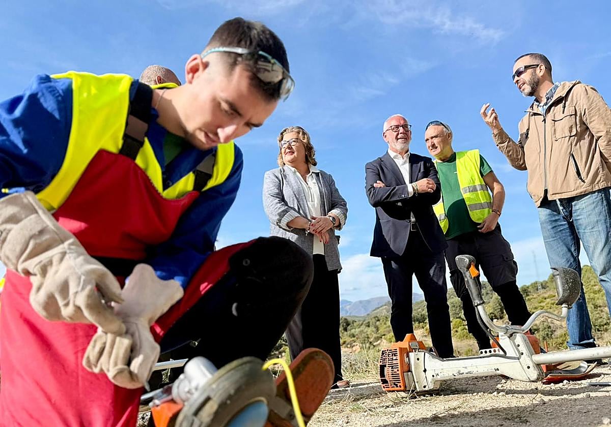 Ana María Guzmán y Jesús Estrella visitan las instalaciones del Cedefo de Huelma.