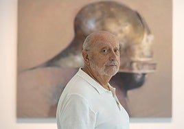 El pintor Jesús Conde, ante una de las obras expuestas.