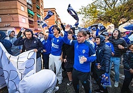 La afición del Maracena abarrota los aledaños de Los Cármenes durante el recibimiento al equipo.