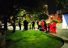 Sanitarios atendiendo al herido en el lugar de los hechos.