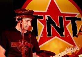 Jesús Arias tocando con su banda, los TNT.