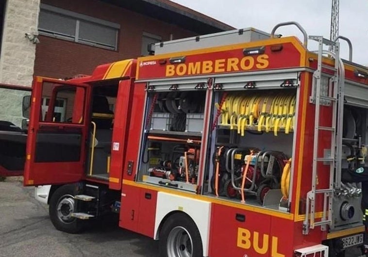 Las llamas calcinan un secadero de madera en Alhendín y alertan a los conductores de la autovía