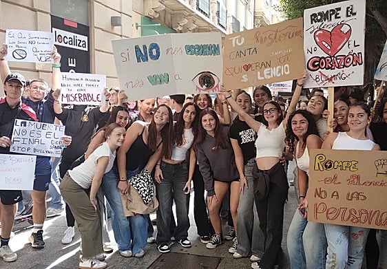 Participantes en la manifestación organizada en Almería.