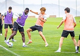 Jorge Pascual presiona a Martin Hongla durante un rondo en la Ciudad Deportiva del Granada.