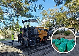 Los operarios asfaltan estos días con sus máquinas las calles adyacentes al parque de Almanjáyar. En el círculo, basura recogida.