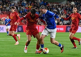 El azulillo Rubén Osuna aguanta el balón ante Panach.