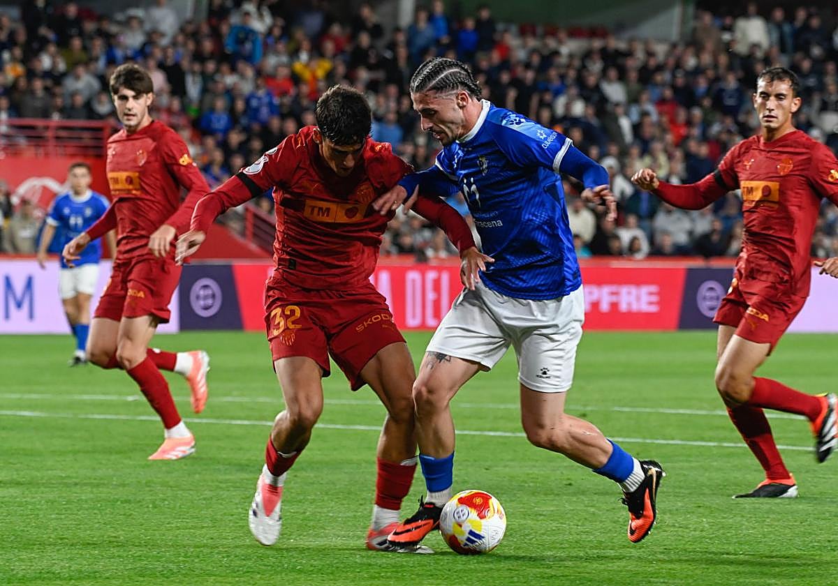 El azulillo Rubén Osuna aguanta el balón ante Panach.