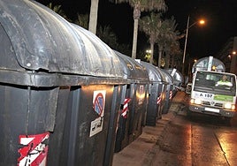 Imagen de archivo de la etapa en la que Urbaser realizaba el servicio de recogida de residuos en Almería.