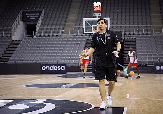 Arturo Ruiz da instrucciones en un entrenamiento del Covirán en el Palacio de los Deportes.