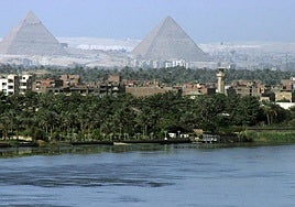 Vista del río Nilo y las pirámides al fondo.