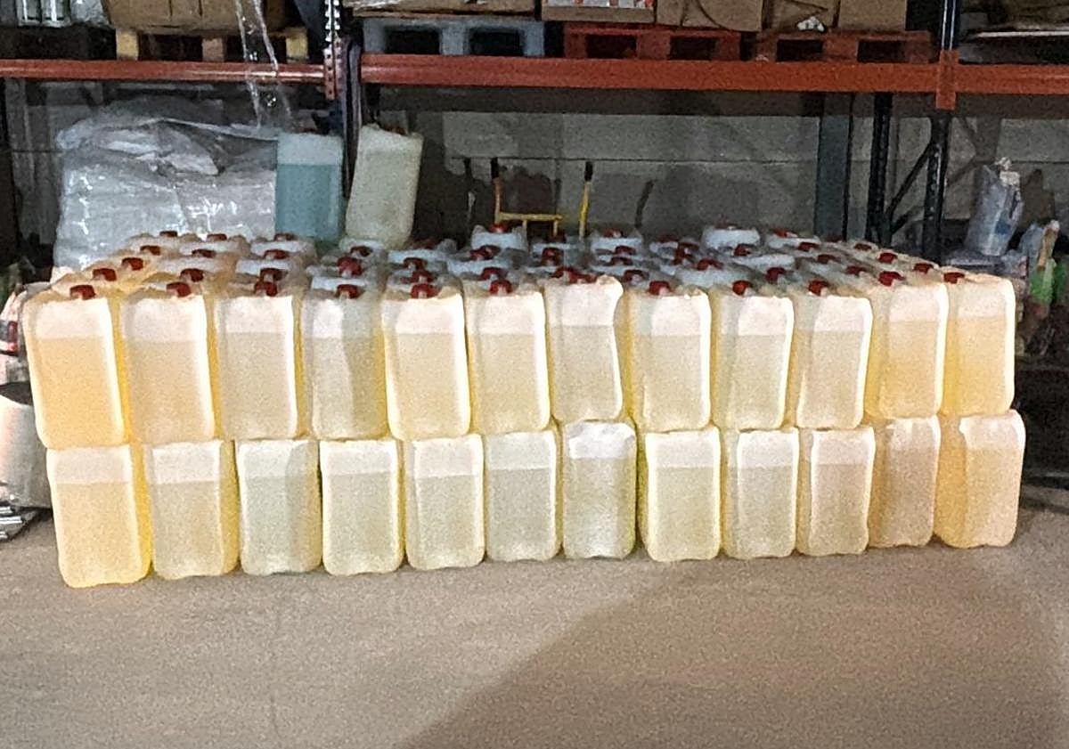 Imagen principal - Golpe al petaqueo en Almería: cinco detenidos y 11.000 litros de gasolina intervenidos