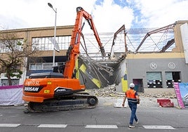 Las grúas están derribando el edificio.