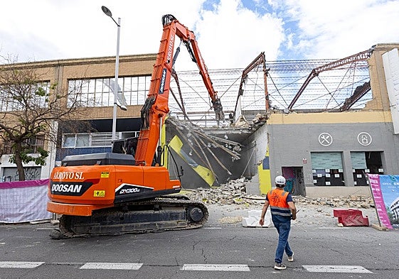 Las grúas están derribando el edificio.